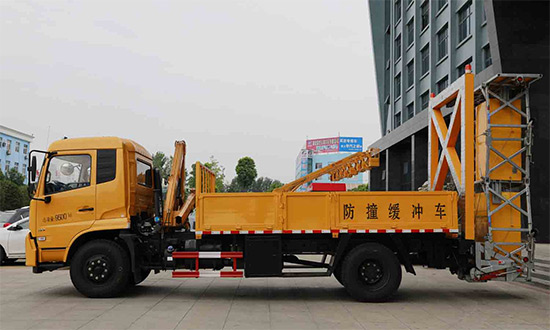 东风天锦防撞缓冲车